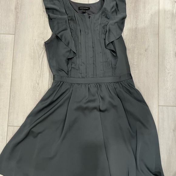 Banana republic cute frill dress - Picture 2 of 3